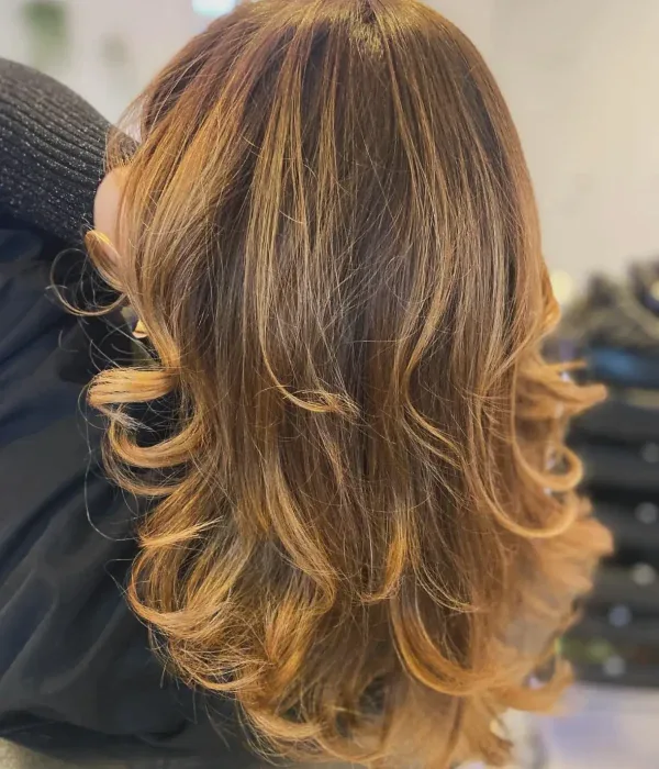 Klant tijdens een behandeling bij Luxury Hair By Denise