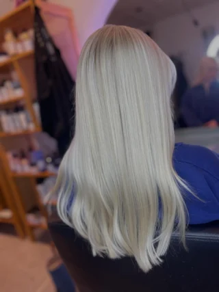Scandinavisch blonde highlights in een zachte, lichtblonde tint