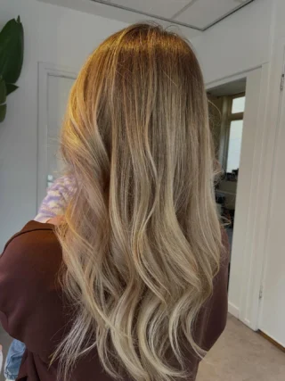 Balayage met highlights in blond haar