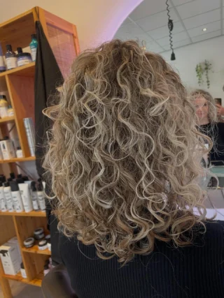 Full head highlights gecombineerd met krullen knippen