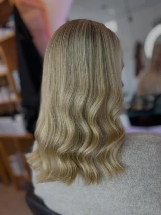 Zachte blonde waves met een natuurlijke glans