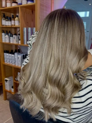 Donkerblonde haarkleur met een vleugje shine