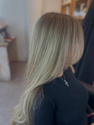 Natuurlijke balayage in lang blond haar met een zachte, onderhoudsarme uitgroei