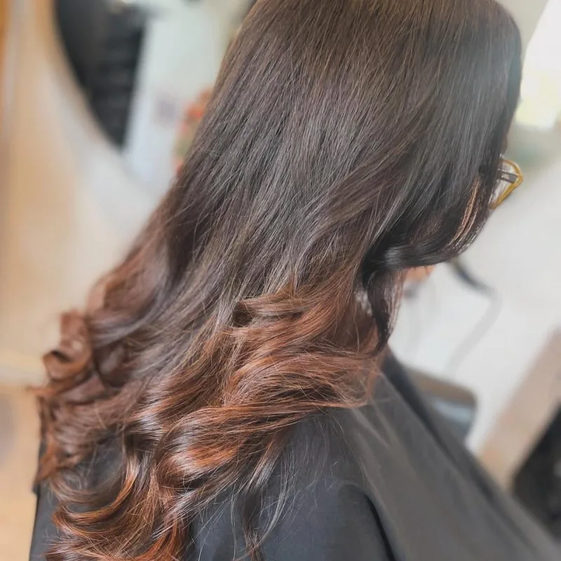 Stylist brengt highlights aan bij klant in Utrecht