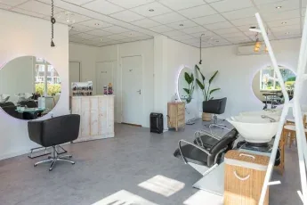 Kappersstoel en spiegel in de salon van Luxury Hair by Denise