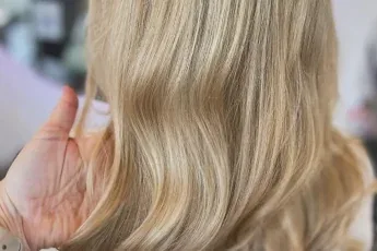 Zithoek en wachtruimte van de salon