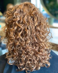 Kapsel door krullenkapper geknipt