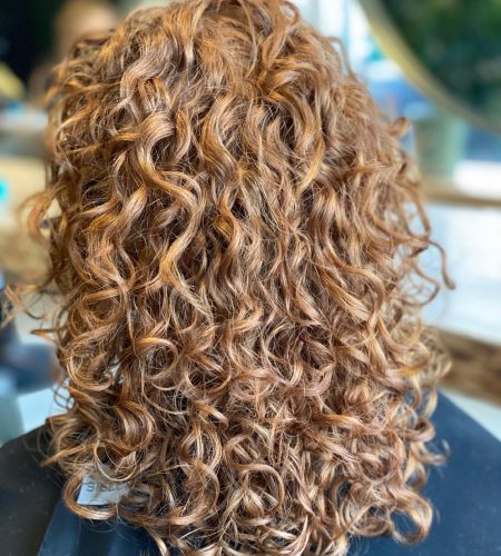 Kapsel door krullenkapper geknipt