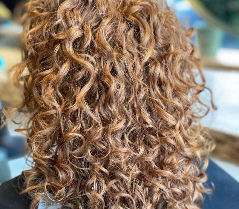 Kapsel door krullenkapper geknipt